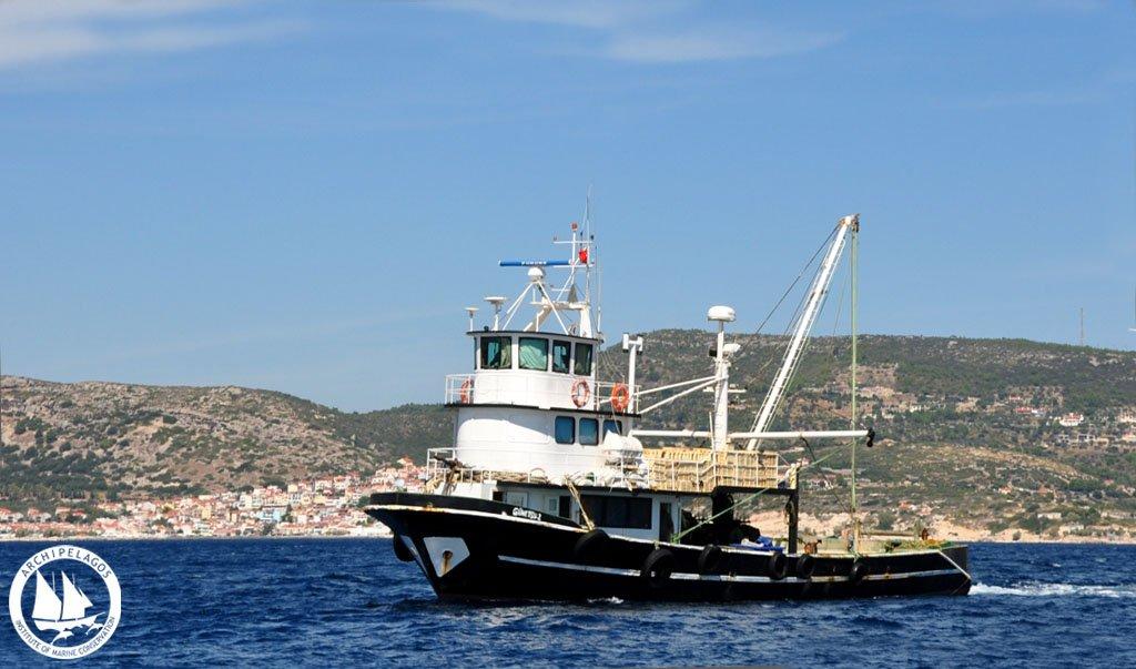 Εξω από το λιμάνι της Κω έφτασαν τουρκικά αλιευτικά (φωτό)
