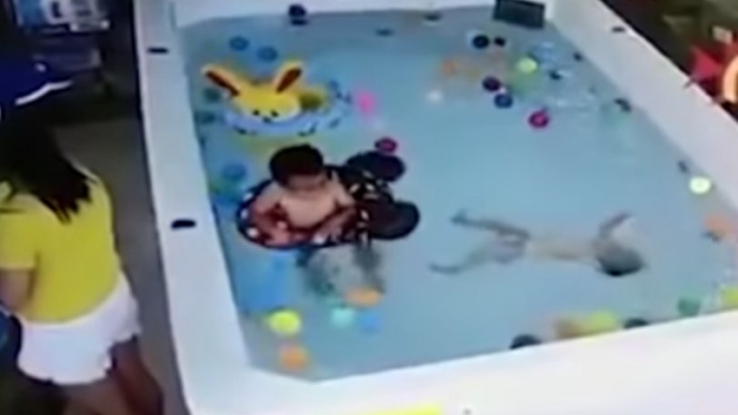 Ήταν απορροφημένη στο κινητό και το μωρό της πνιγόταν στην πισίνα (βίντεο)