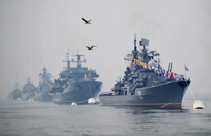Ο αρχηγός του ρωσικού ναυτικού επιθεωρεί τον στόλο στη Συρία