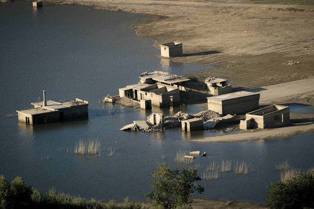 Κρήτη: Το χωριό που βυθίζεται αργά κάτω από το νερό (φώτο)