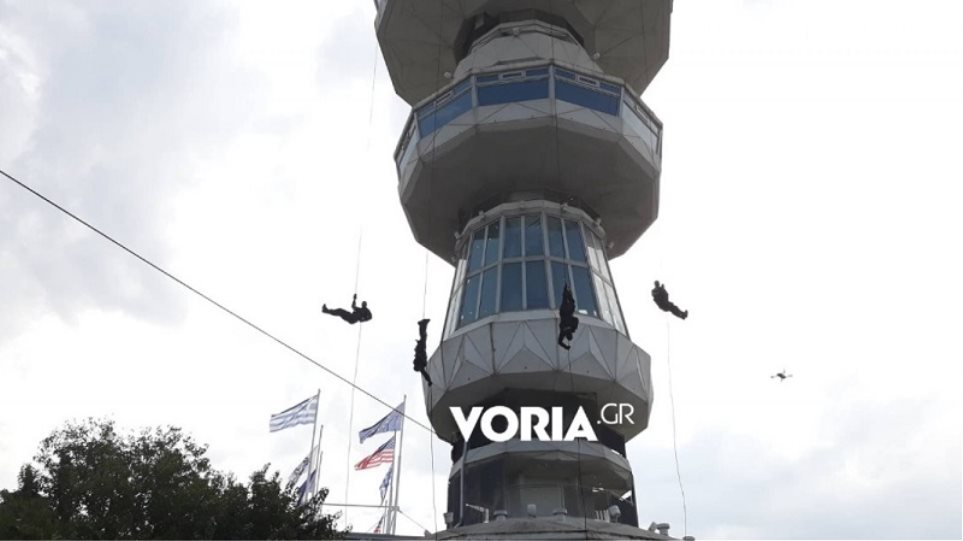 ΔΕΘ: Η «βουτιά» των ΕΚΑΜ από τον πύργο του ΟΤΕ που κόβει την ανάσα! (βίντεο)
