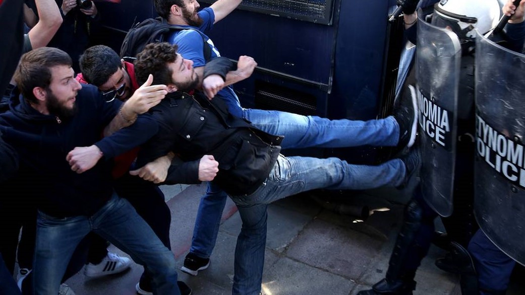Θεσσαλονίκη: Επίθεση πολιτών στις δυνάμεις ασφαλείας – Μπλόκαραν προσωρινά την άφιξη Α.Τσίπρα στην ΔΕΘ (upd)