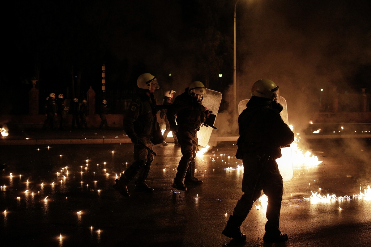 Συγκρούσεις πολιτών με δυνάμεις ασφαλείας στην Θεσσαλονίκη – Πολλοί τραυματίες-  8 συλλήψεις