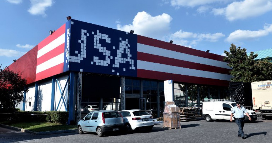 Yψώθηκε η αστερόεσσα στην Θεσ/κη – Τραγουδούν τον εθνικό ύμνο των ΗΠΑ – Δηλώσεις Α.Τσίπρα (Βίντεο)