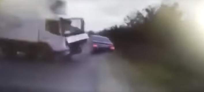 Βίντεο-σοκ: Φορτηγό συντρίβει την λιμουζίνα του προέδρου της Μολδαβίας
