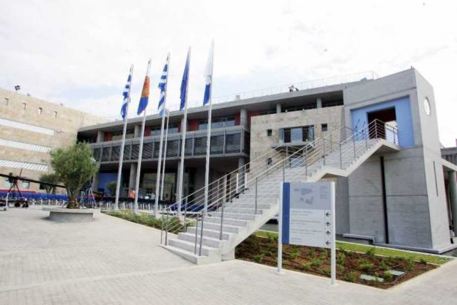 Δημαρχείο Θεσσαλονίκης: Κατέβασαν τη σημαία της ΕΕ και ανέβασαν της Βεργίνας