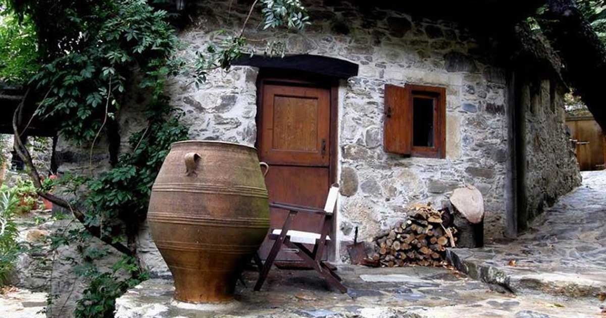 Tο ελληνικό χωριουδάκι χωρίς ρεύμα που είναι μέσα στα 50 καλύτερα μέρη παγκοσμίως (φωτό, βίντεο)