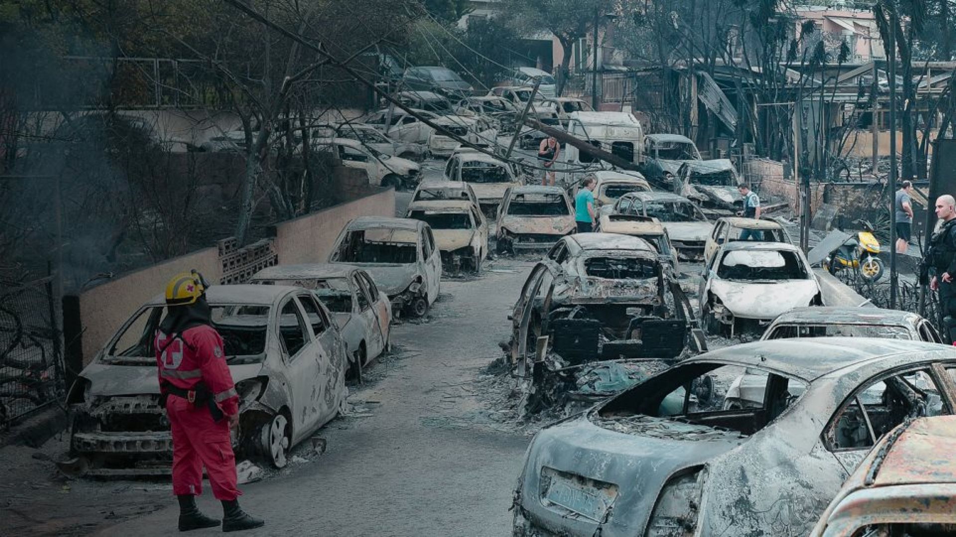 Πυρκαγιές στο Μάτι: Πώς από την ασφαλή εκκένωση των 57 λεπτών καταλήξαμε στην ανείπωτη τραγωδία των 99 θανάτων