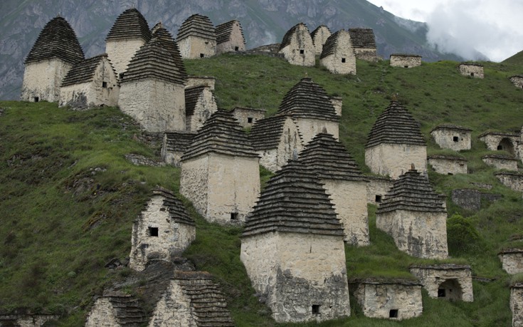 Dargavs: Το πέτρινο χωριό με τους παράξενους θρύλους, τα σκοτεινά μυστικά και τις κατάρες (φωτό)