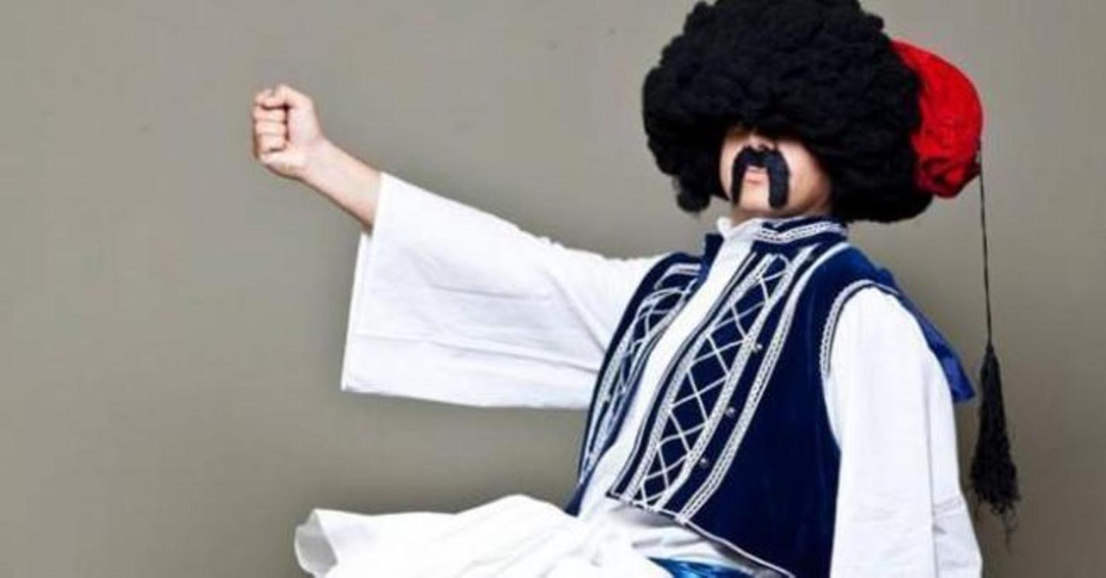 Ο Τσολιάς της «Ελληνοφρένειας» συνταξίδεψε με Μητσοτάκη-Καραμανλή (φωτό)