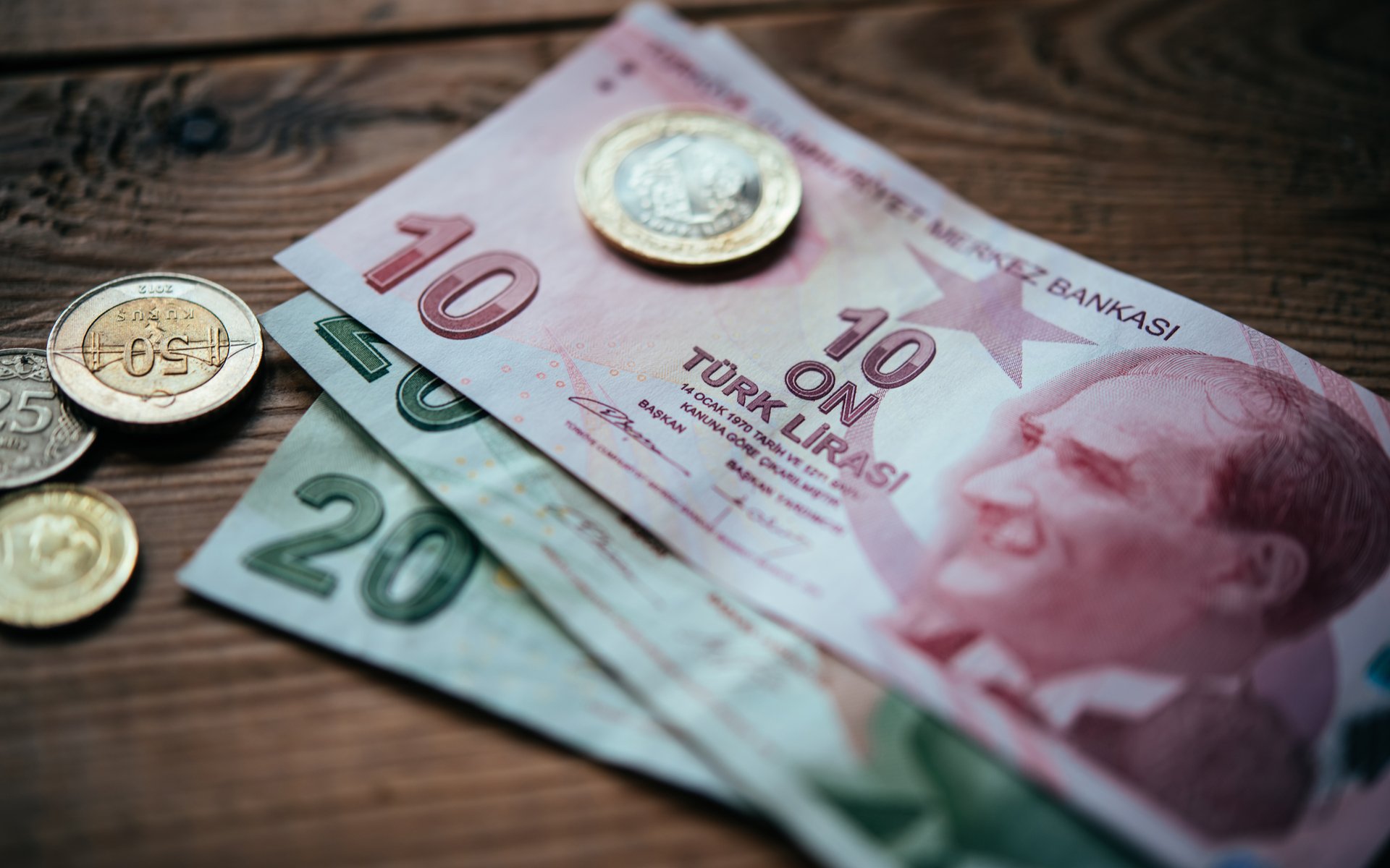Η τουρκική λίρα συμπαρασύρει και την οικονομία στα κατεχόμενα: Καλπάζει ο πληθωρισμός