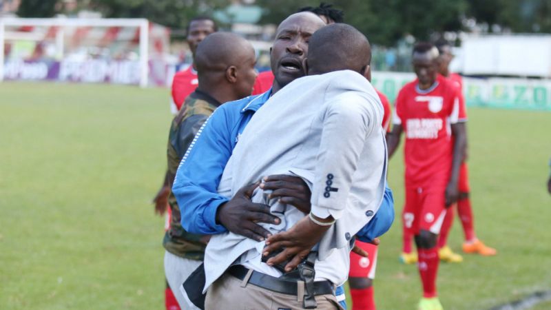 Η Κένυα έγινε…Τούμπα: Άντρας εισέβαλε με όπλο στο γήπεδο (φωτό)