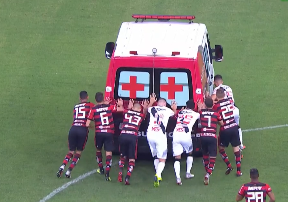 Παίκτες σπρώχνουν ασθενοφόρο για να ξεκινήσει -Εμεινε στο γήπεδο! (βίντεο)