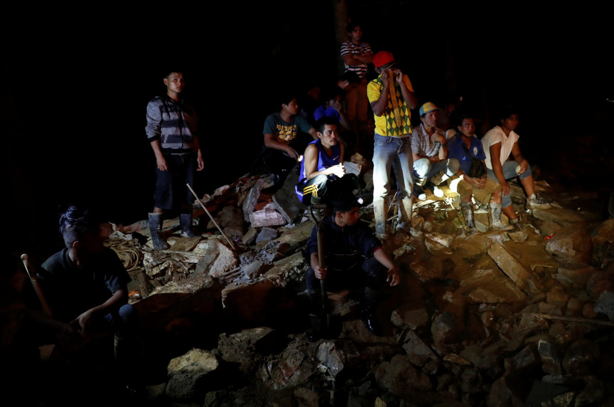 Φιλιππίνες: Ξεθάβουν διαρκώς πτώματα κάτω από τόνους λάσπης – 65 οι νεκροί από τον υπερτυφώνα Μανγκούτ