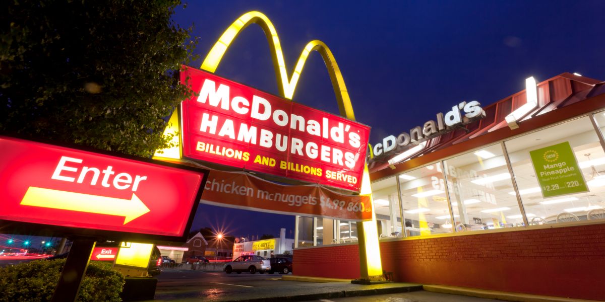 Πελάτες εναντίον υπαλλήλων σε McDonald’s – Aναψαν τα αίματα και ο καυγάς γενικεύτηκε (βίντεο)