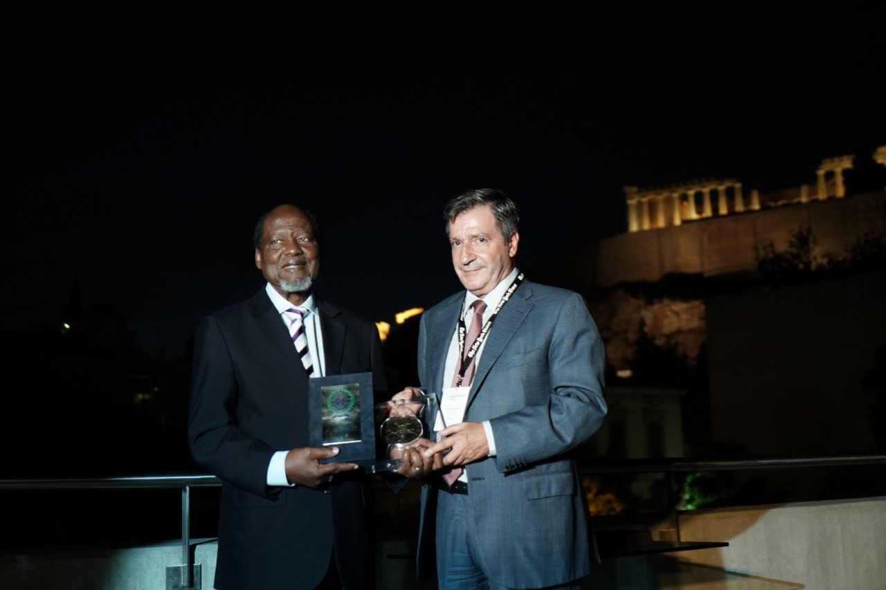 Με το Βραβείο Δημοκρατίας της πόλης των Αθηνών τίμησε ο Καμίνης τον πρώην πρόεδρο της Μοζαμβίκης (φώτο)