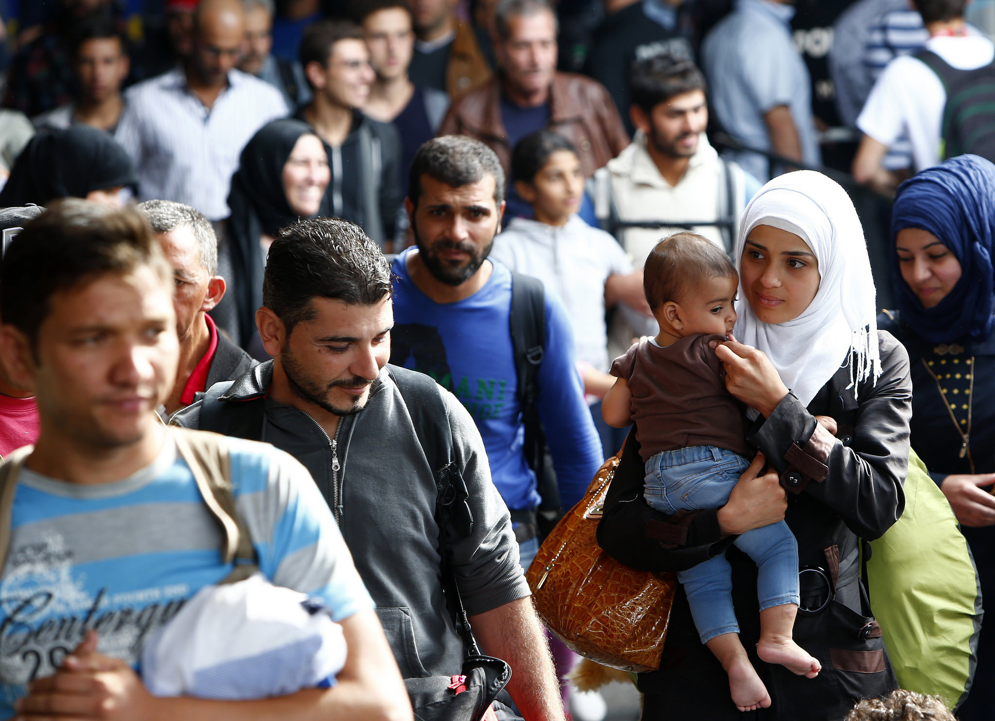 Τρομακτικές εικόνες απο τη  δημογραφική αλλοίωση στην Ευρώπη από τους μετανάστες (βίντεο)