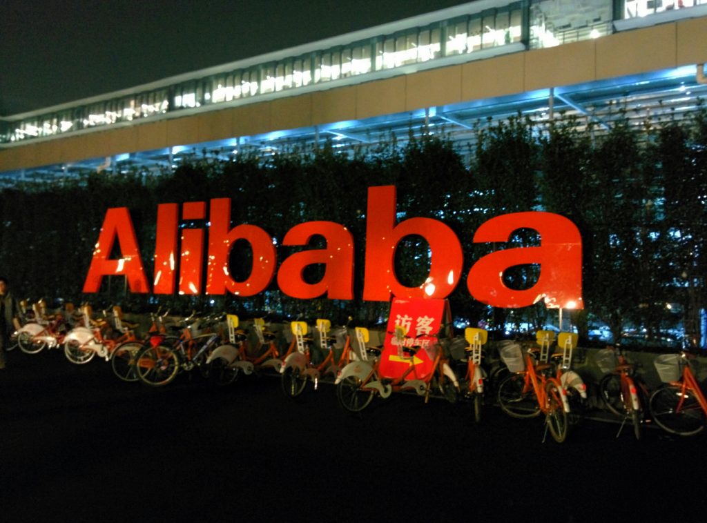 «Μπορείς να κερδίζεις τη μάχη, αλλά χάνεις τον πόλεμο»: Η προειδοποίηση της Alibaba για τη διαμάχη ΗΠΑ-Κίνας