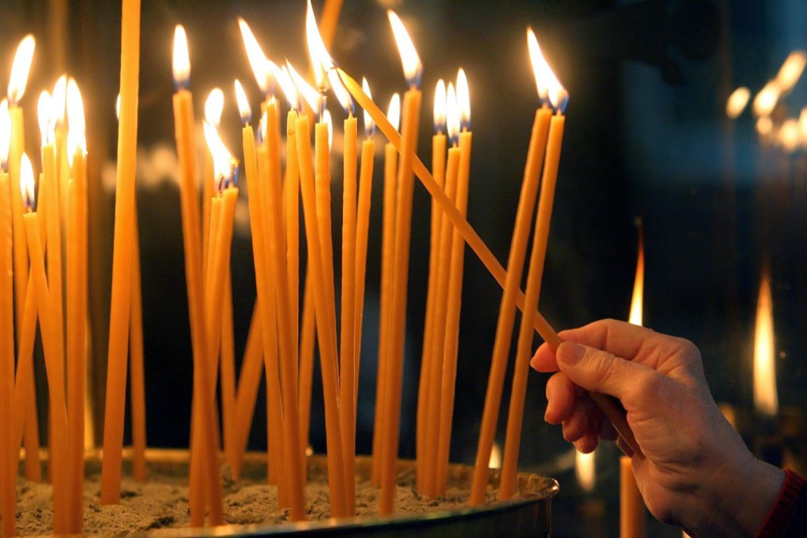 Γιατί δεν πρέπει να σβήνονται γρήγορα τα κεριά που ανάβουμε στην εκκλησία;
