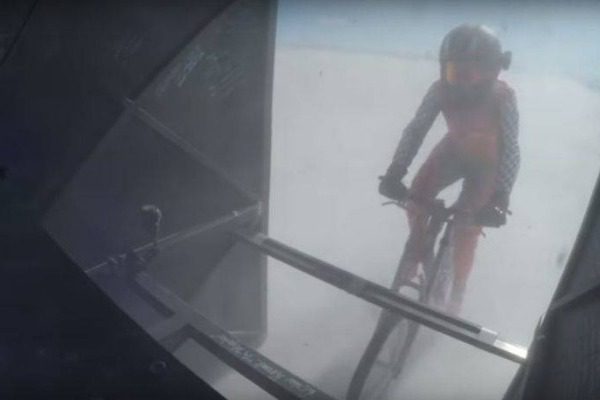 «Γυναίκα-πύραυλος» έφτασε τα 296 χιλιόμετρα την ώρα με ποδήλατο (βίντεο)