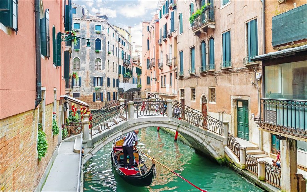 Βενετία: Βαριά πρόστιμα για τους «άξεστους» τουρίστες που ξαπλώνουν όπου βρουν!