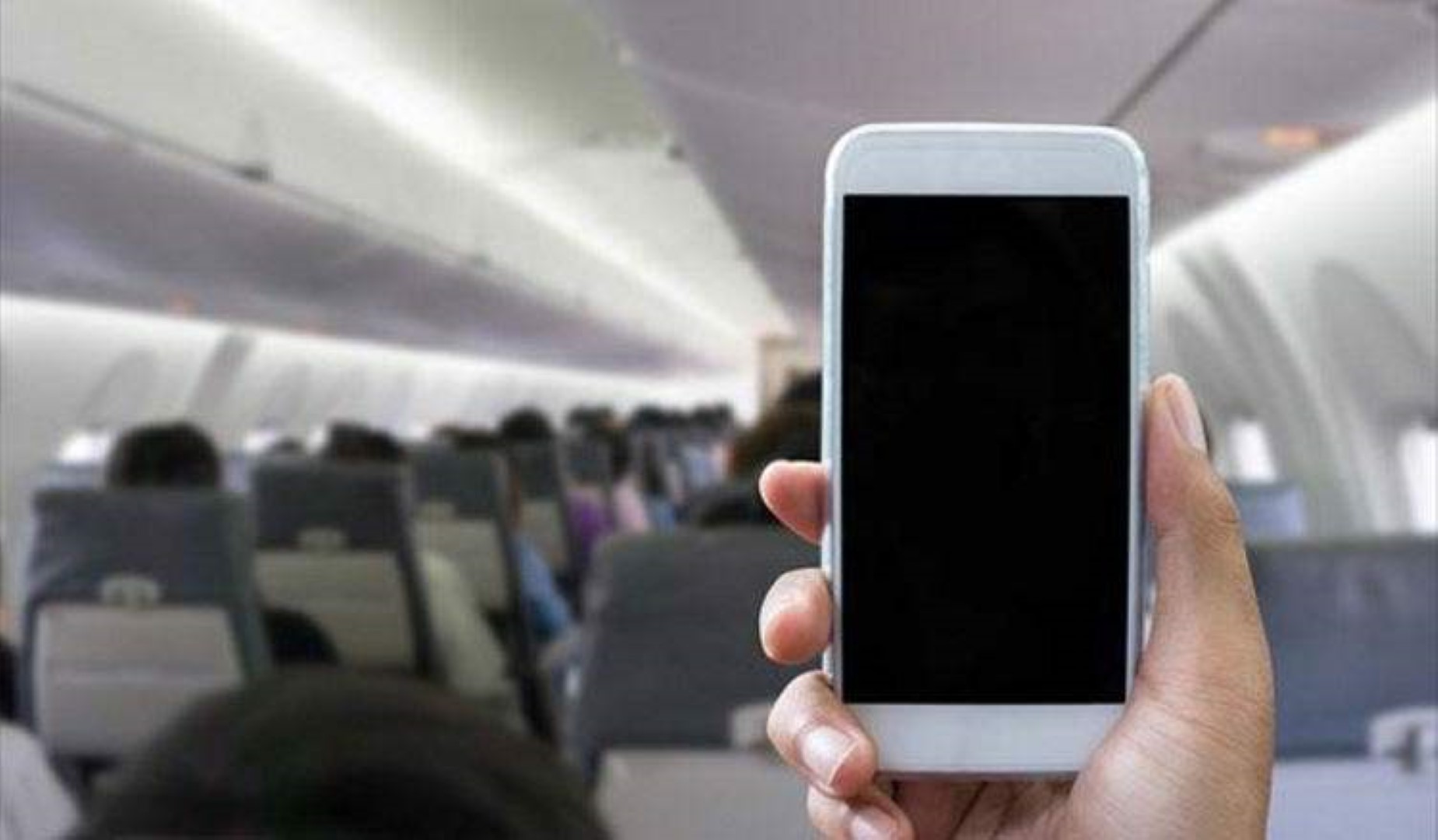 Τι πραγματικά ισχύει για τα κινητά τηλέφωνα στο αεροπλάνο