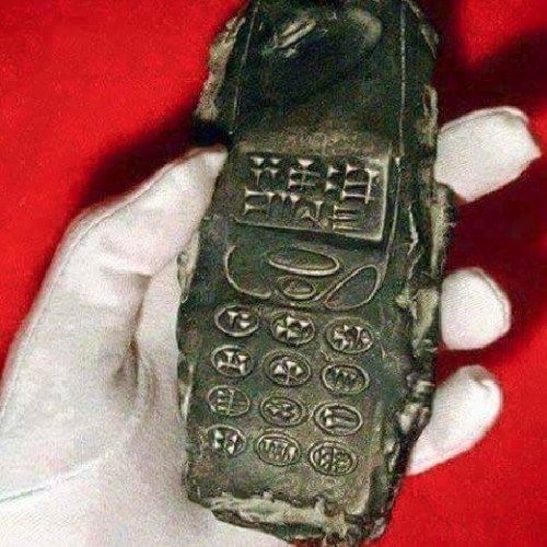Η αλήθεια «πίσω» από το «800 ετών κινητό » – Οι θεωρίες για ταξίδι στο χρόνο (βίντεο)