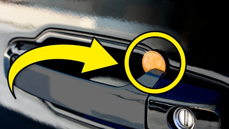 Βρήκες νόμισμα στην πόρτα του αυτοκινήτου σου; Να τι σημαίνει! (βίντεο)