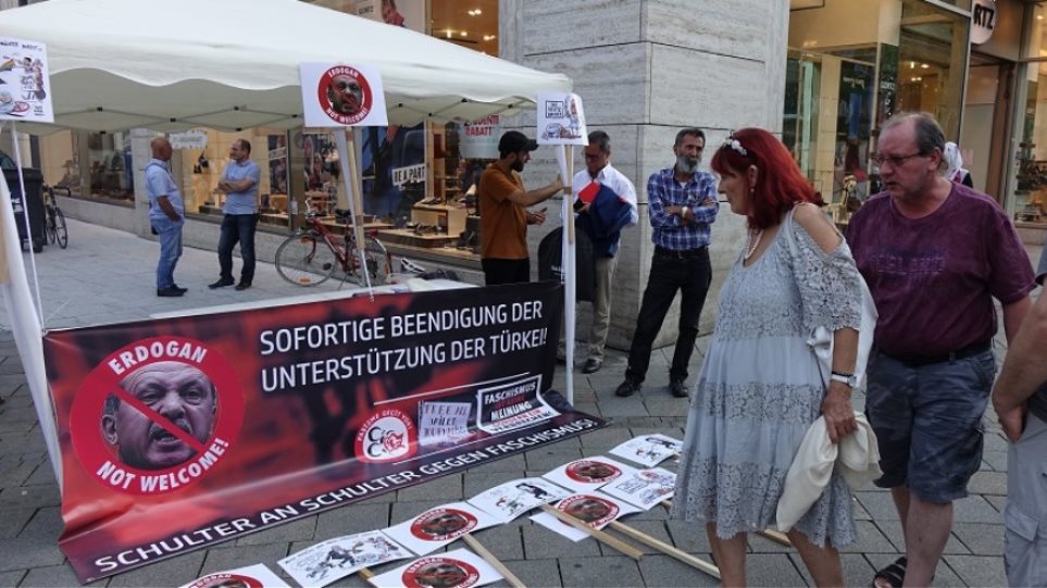 Κούρδοι διαδηλώνουν στην Γερμανία κατά του Ερντογάν: «Είσαι ανεπιθύμητος – Να καταστραφείς»
