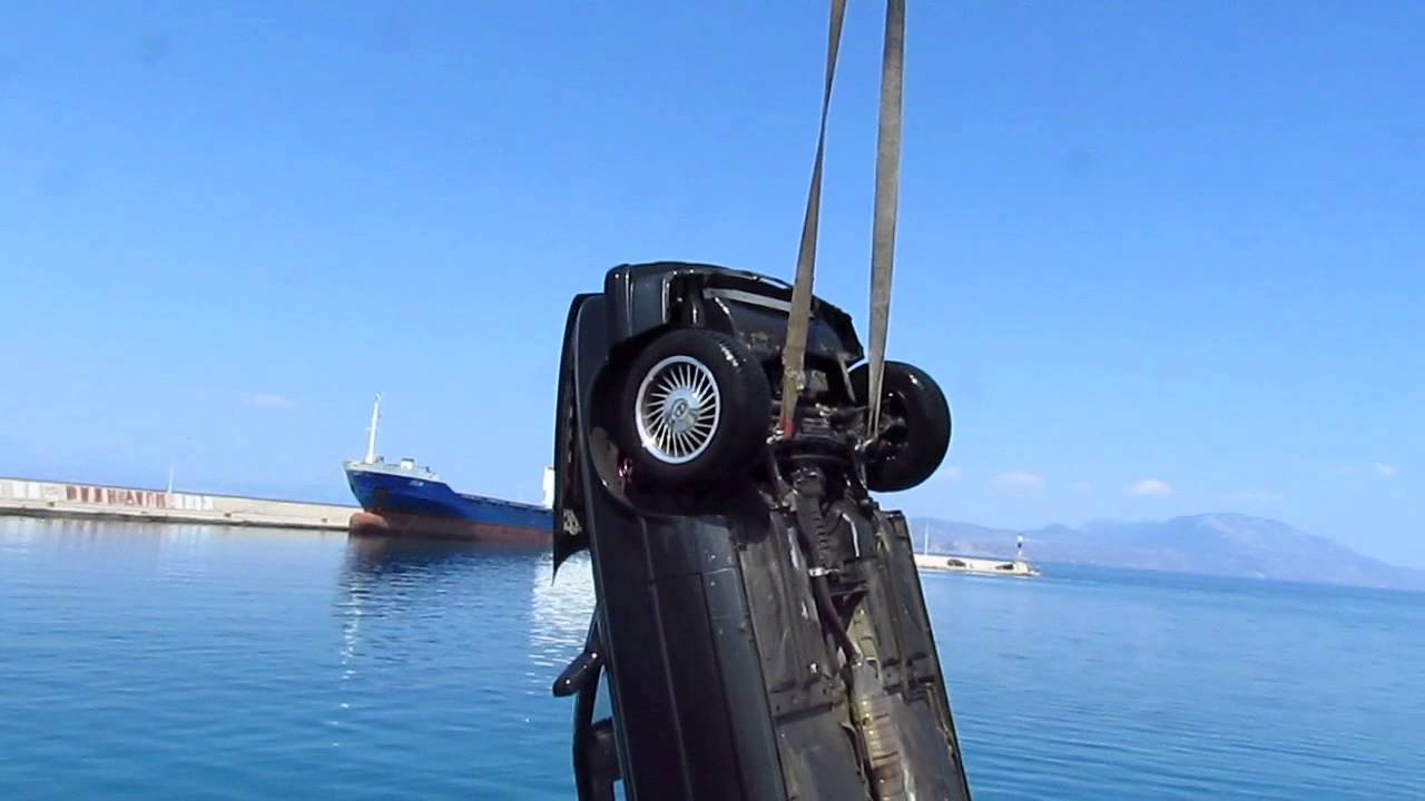 «Βουτιά» στο λιμάνι του Κιάτου από παρκαρισμένο αυτοκίνητο! (φώτο – βίντεο)