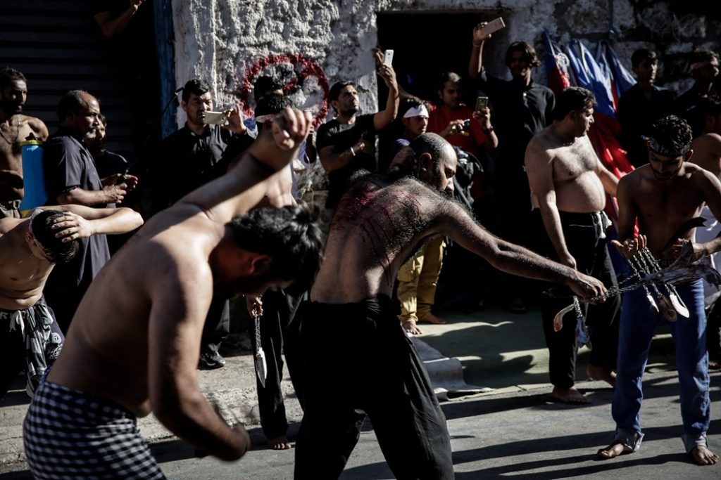 Ημέρα της Ασούρα: Σιίτες μουσουλμάνοι αυτομαστιγώνονται στον Πειραιά (φώτο)