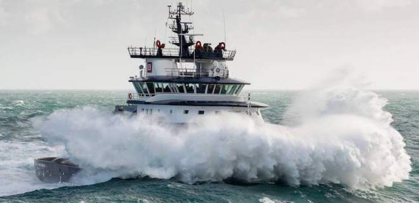 Γιγάντια κύματα εισβάλουν σε φορτηγό πλοίο (βίντεο)