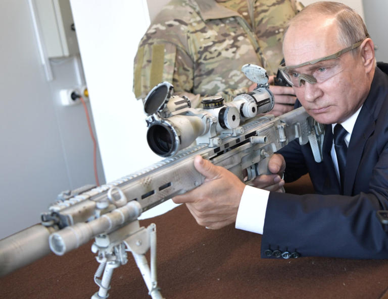 Έτσι κάνουν οι ηγέτες: Ο Πούτιν δοκιμάζει ο ίδιος προσωπικά το νέο Καλάσνικοφ για ελεύθερους σκοπευτές (βίντεο)