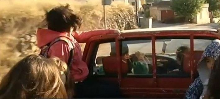 Τριτοκοσμικές εικόνες στην Αργολίδα: Οι μαθητές πηγαίνουν στο σχολείο πάνω σε καρότσα αγροτικού (βίντεο)