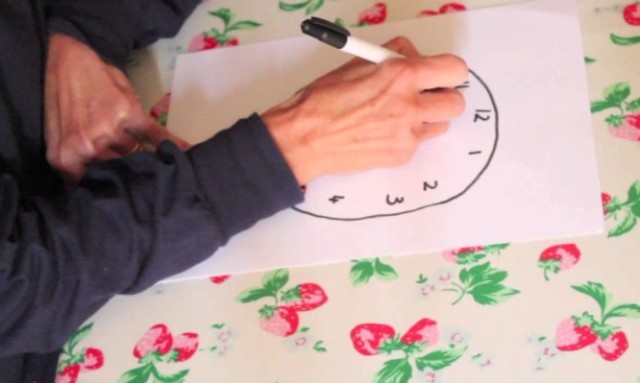 Αλτσχάιμερ: Το τεστ με το ζωγραφισμένο ρολόι – Πώς γίνεται στο σπίτι (βίντεο)