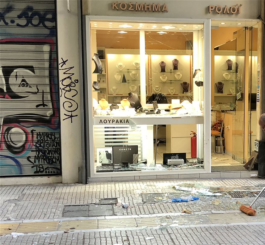 Νεκρός ο επίδοξος ληστής κοσμηματοπωλείου στο κέντρο της Αθήνας (φώτο)