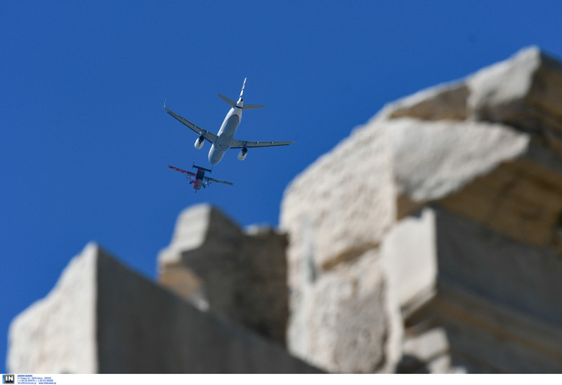 Athens Flying Week: Αεροπλάνα επίδειξης σχίζουν τους αιθέρες πάνω από την Ακρόπολη! (φώτο)