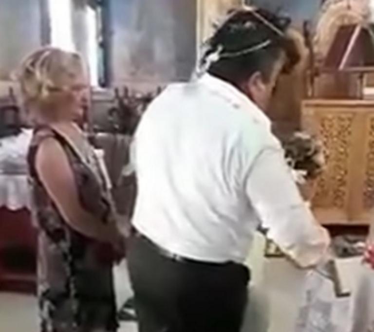 Τρίκαλα: Γαμπρός «ξενύχιασε» τη νύφη του την ώρα του γάμου – Η απάντηση του παπά! (βίντεο)