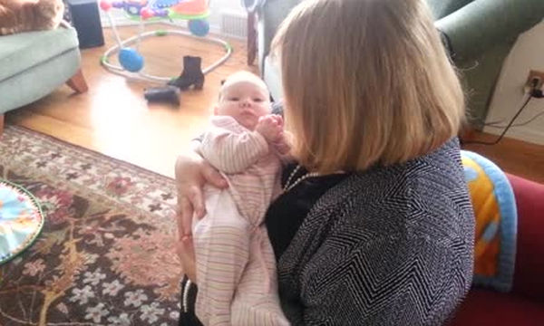 Γιαγιά τραγουδάει στην νεογέννητη εγγονή της – Δείτε πώς αντιδρά το μωρό (βίντεο)