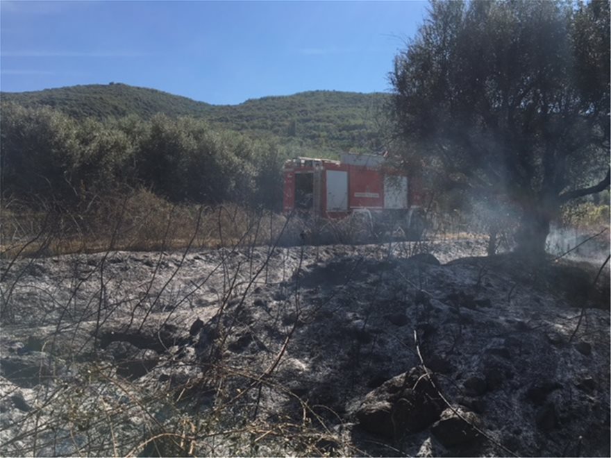 Αγρίνιο: Τρακτέρ έβαλε φωτιά σε αγροτική περιοχή