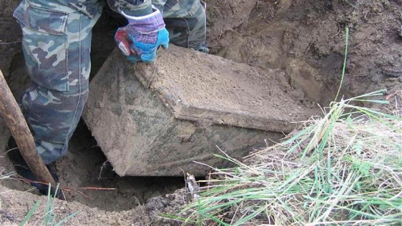 Aρχαιολόγοι βρήκαν μεταλλικό κουτί – Το περιεχόμενο  τους άφησε άφωνους! (βίντεο)