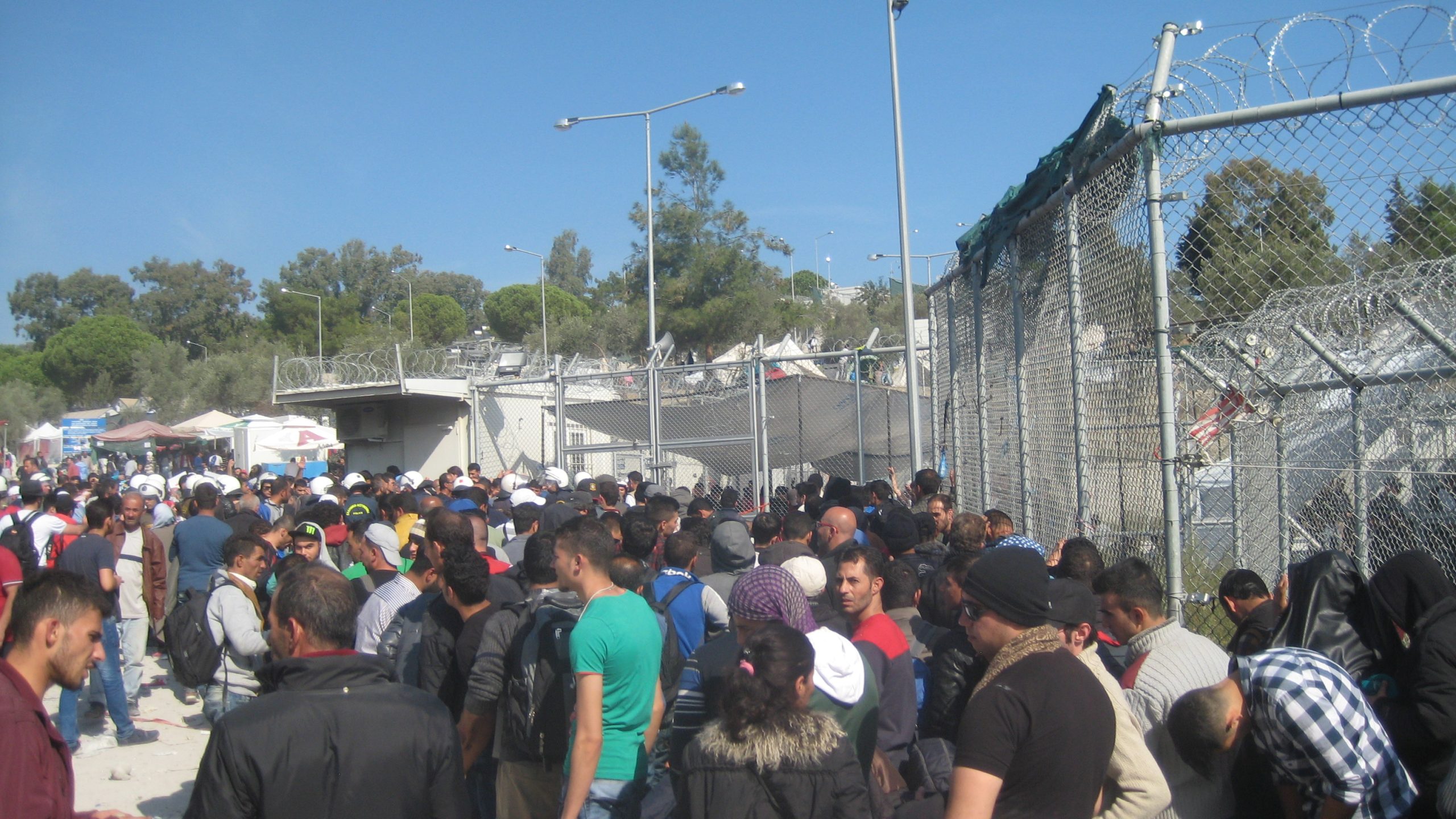 «Έσκασε» η Λέσβος και μεταφέρουν χιλιάδες αλλοδαπούς από την Μόρια στην ηπειρωτική Ελλάδα