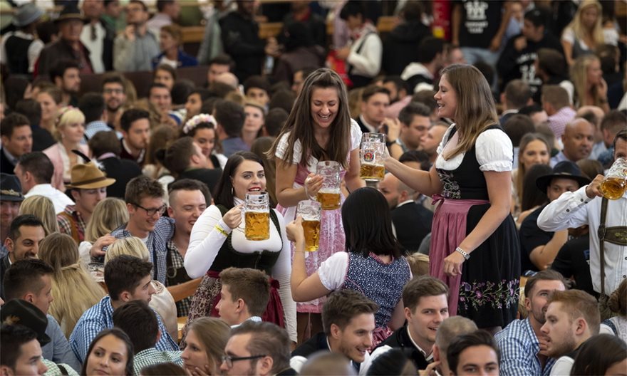 Άνοιξε τις πύλες του το  περίφημο Oktoberfest: «Πλημμύρισαν» μπύρα και λουκάνικα οι δρόμοι του Μονάχου (φώτο-βίντεο)