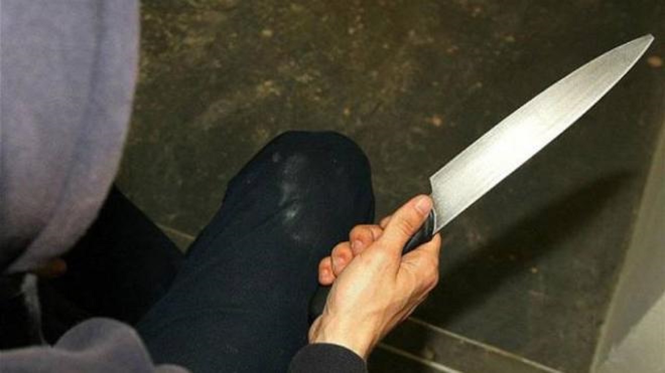 Φρίκη: Άνδρας σε αμόκ μαχαίρωσε τον γείτονά του στο κεφάλι για μία παρατήρηση