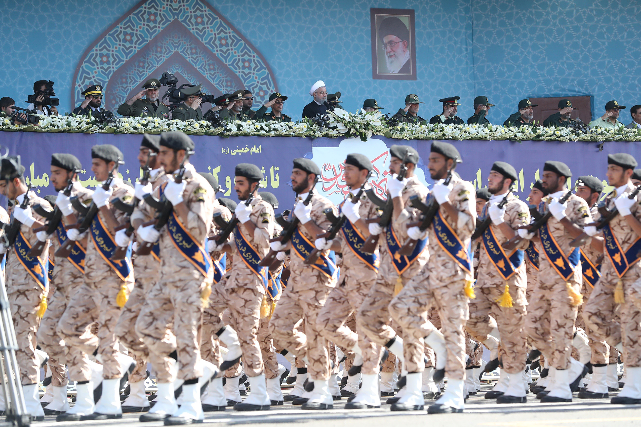 Απόπειρα δολοφονίας Χ.Ρουχανί; – Mακελειό σε στρατιωτική παρέλαση με 29 νεκρούς- Δείχνει ΗΠΑ το Ιράν (φωτό, βίντεο)