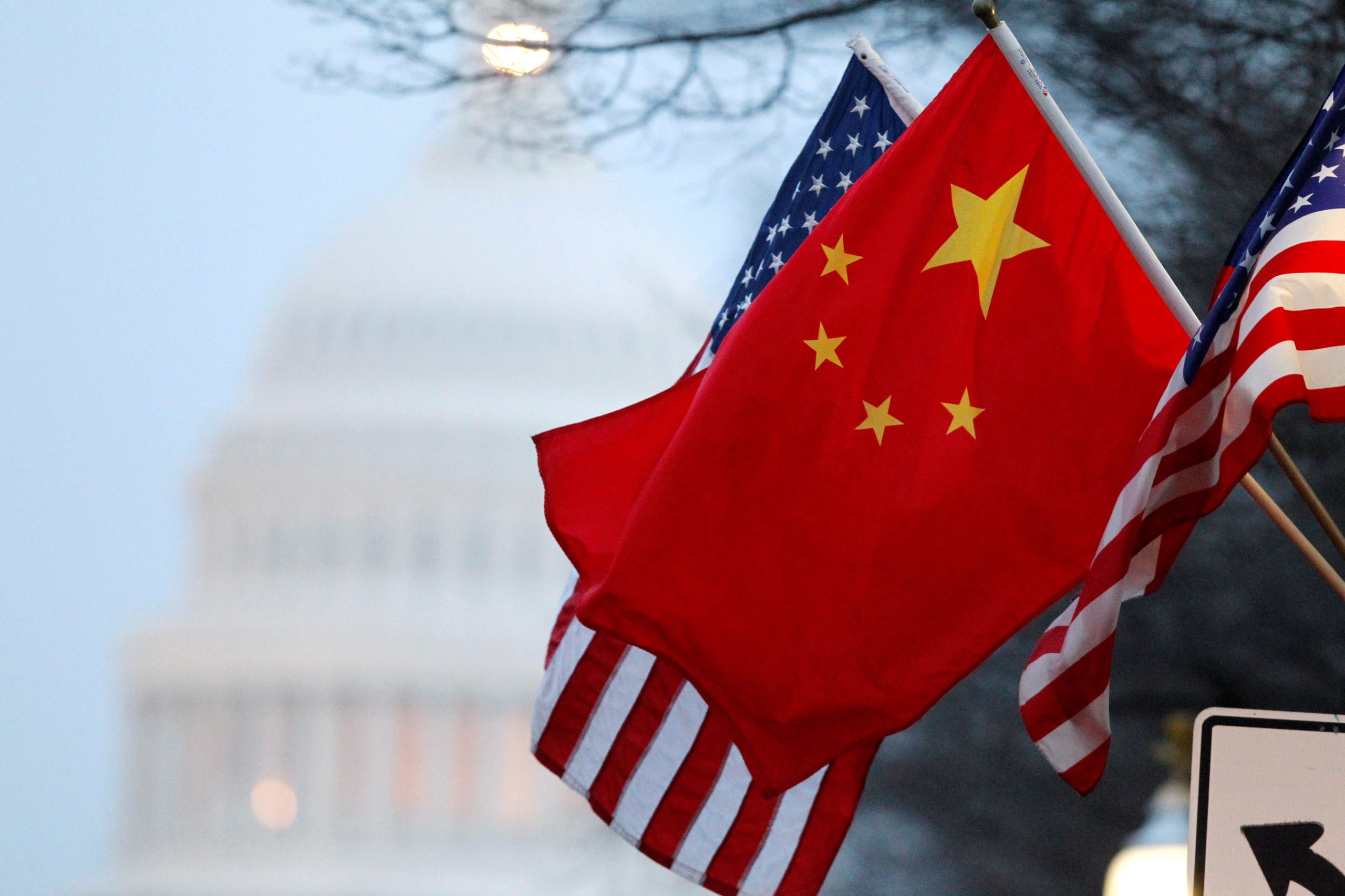 Κίνα: Ο Αμερικανός πρεσβευτής κλήθηκε στο ΥΠΕΞ μετά τις κυρώσεις που επέβαλαν οι ΗΠΑ