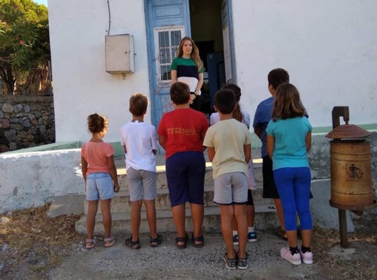 Η δασκάλα με τα χρυσά μαλλιά! Κάθε μέρα πάει με βαρκούλα στη Τέλενδο να διδάξει τα παιδιά (φώτο)