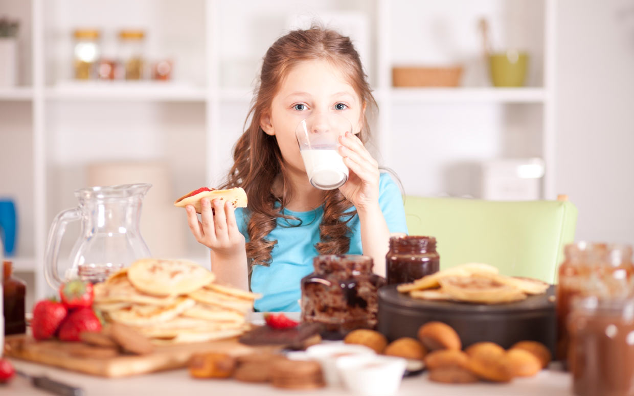 Γρήγορες και υγιεινές επιλογές για το πρωινό του παιδιού πριν το σχολείο (βίντεο)