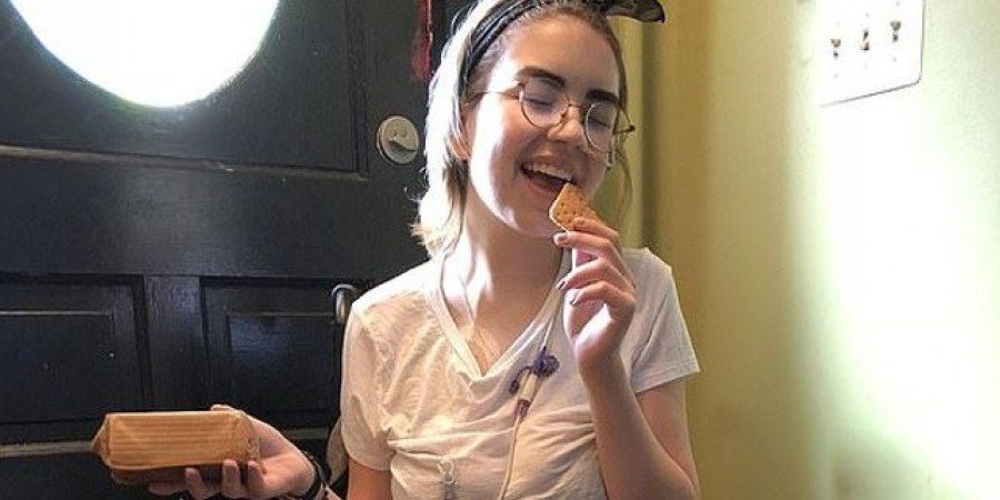 Απίστευτο: 18χρονη τρώει ένα μπισκότο την ημέρα λόγω σπάνιας νόσου (φώτο)
