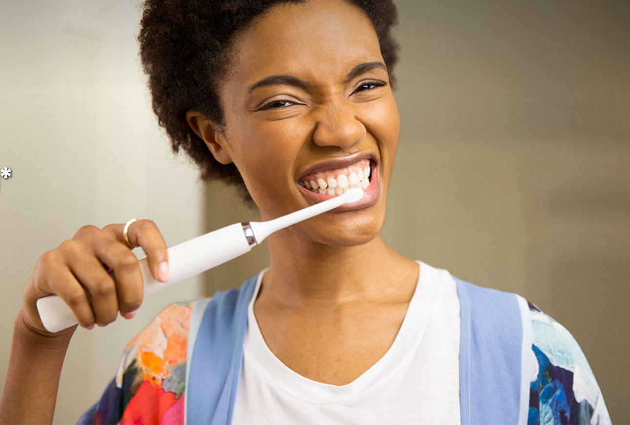 Εταιρεία οδοντόβουρτσας ζήτησε συγγνώμη για την ατάκα «φτύστε ή καταπιείτε»: Στο «στόχαστρο» των φεμινιστριών